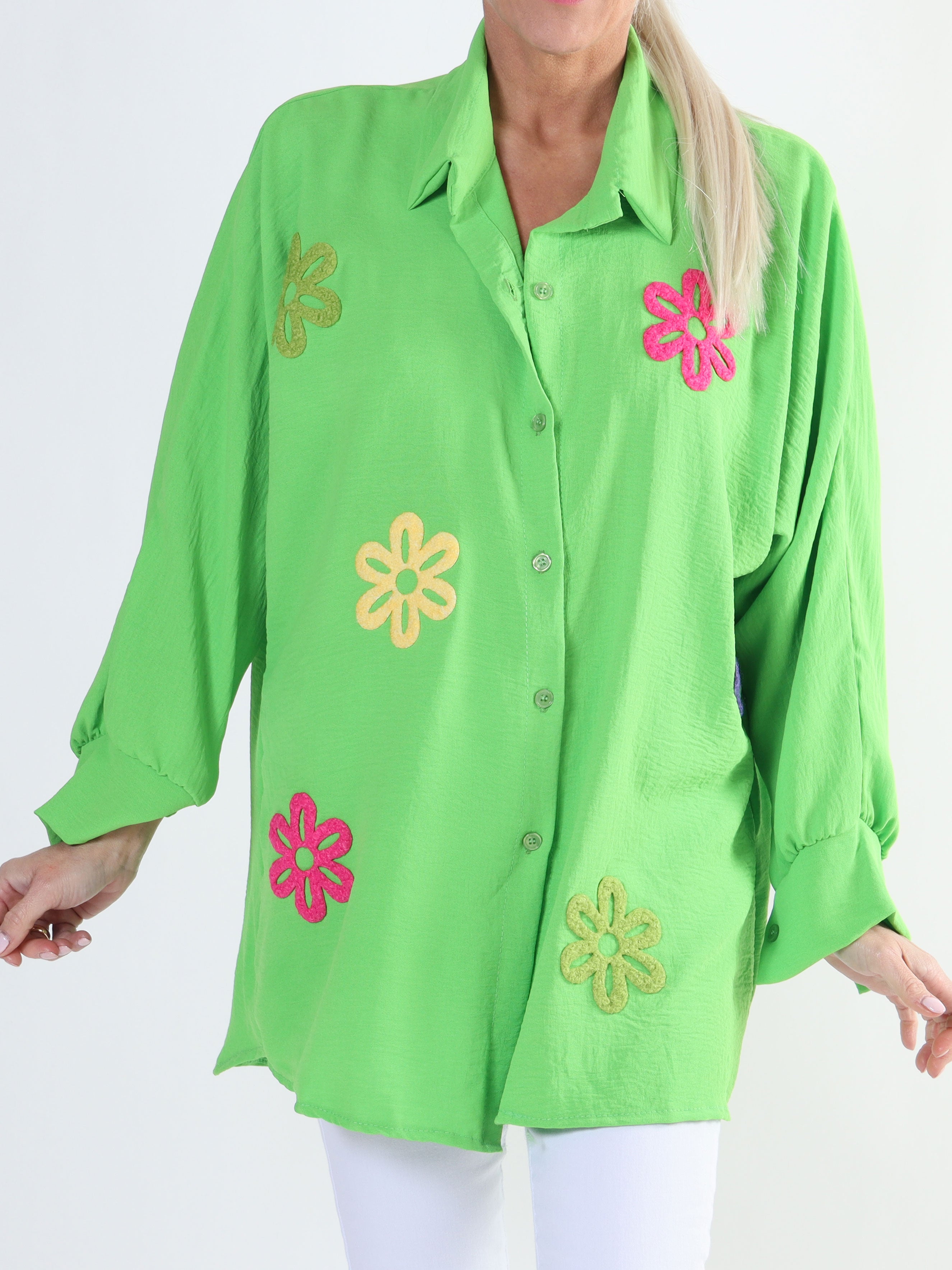 Katrin - Plus size skjorte med fine farvet blomster foran